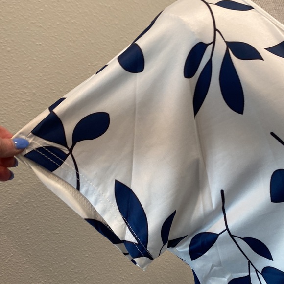 No name Top With Blue Leaves on Vines Size Small - Picture 4 of 5